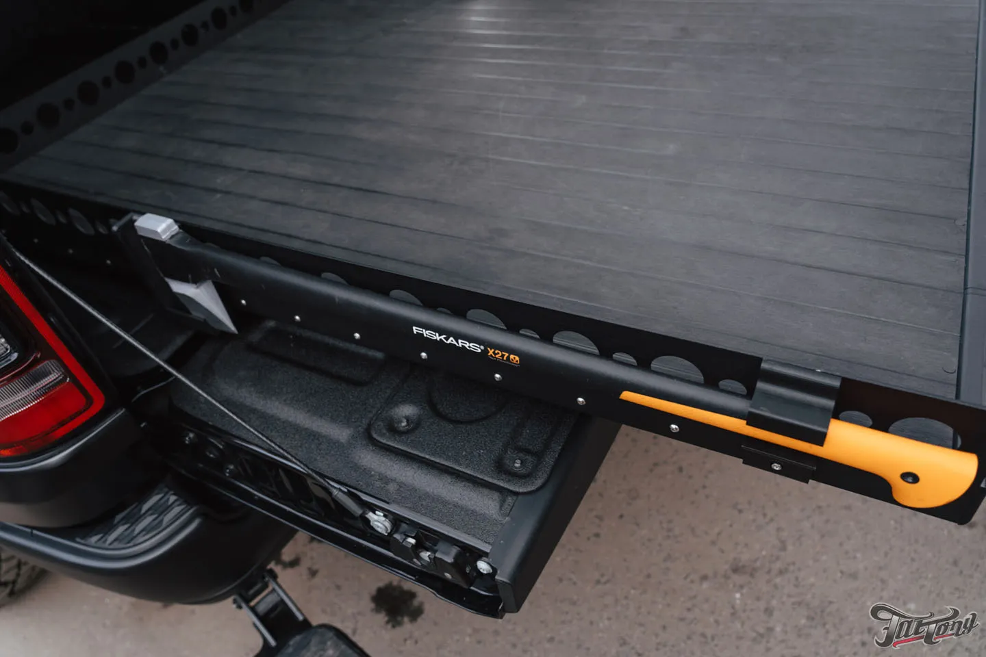 Разработали и установили крышку багажника и выдвижную платформу на RAM TRX постоянного гостя! Часть 2: как выглядит итог + багажник Thule, мотохвост и другие доработки